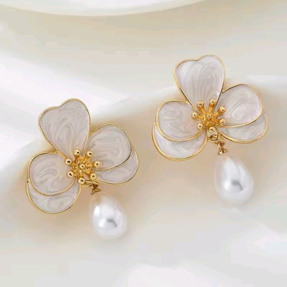 Flower Pearl Drop Earrings – Gold & White Statement Jewelry - Picture 4 of 10